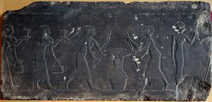 Antiquité égyptienne : plaque calcaire décorée de bas-relief représentant le pressage des fleurs de lotus, VIIIe au VIIe siècle av. J.-C. (relief)