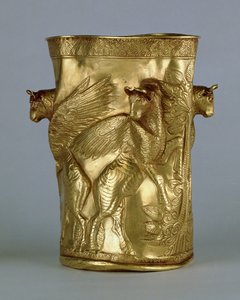 Gobelet décoré de taureaux ailés flanquant un arbre, de Marlik, Iran, c.12e-11e siècle av. J.-C.