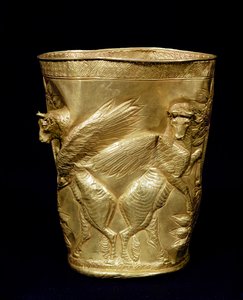 Gobelet décoré de taureaux ailés encadrant un arbre, de Marlik, Iran, c.12e-11e siècle av. J.-C.