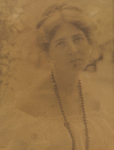 Portrait de Julia Hall McCune 1882-1971, vers 1898
