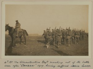 4e Bn. Le Régiment de Worcestershire quittant la zone de bataille après «CAMBRAI» 1917, ayant subi de lourdes pertes - English Photographer