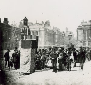 Une foule se rassemble pour regarder un spectacle de marionnettes à Londres