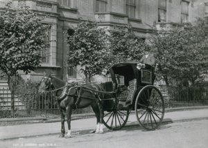 Un conducteur assis sur son cab Hansom - English Photographer