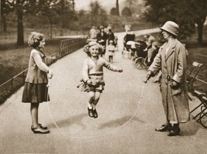 Une fille sautant à la corde dans Hyde Park ou Kensington Gardens, de Wonderful London, publié 1926-27