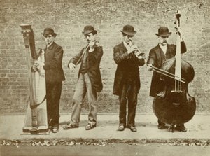 Un groupe de musiciens de rue - English Photographer