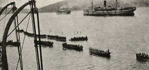 Une force de débarquement quittant les transports pour le rivage pendant la campagne de Gallipoli, de 