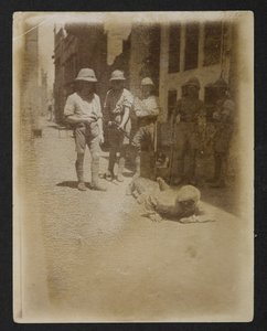 Un prisonnier sous garde armée au jardin de Ram Bagh, des Vues d