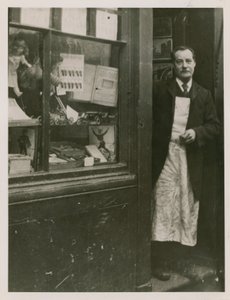 Un commerçant debout dans l
