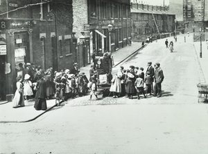 Un organiste de rue à Putney, Londres, 1886 - English Photographer