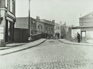 Un cheval blanc descend Rhodeswell Road vers le vieux pont de la Victoire, 1895 - English Photographer