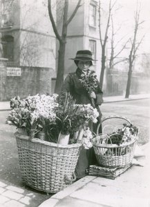 Une femme vendeuse de fleurs - English Photographer