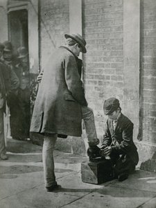 Un jeune cireur de chaussures cirant les chaussures d