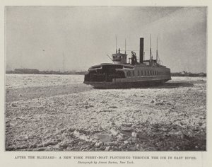 Après la tempête de neige, un ferry de New York traversant la glace dans l