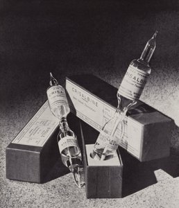 Ampoules de Crisalbine or thiosulfate de sodium (photo n/b) - English Photographer