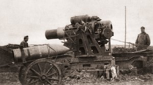 Un obusier de siège géant autrichien et son obus, utilisé pendant la Première Guerre mondiale, de The Illustrated War News, 1915 - English Photographer