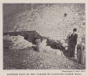 Autre vue des dommages au mur du château de Sandgate - English Photographer