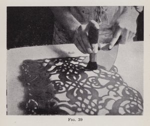 Application de pochoirs sur des surfaces (photo n/b)