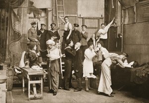 Dans les coulisses : Préparation pour des spectacles amateurs, Handforth, illustration de Prisonniers allemands en Grande-Bretagne - English Photographer