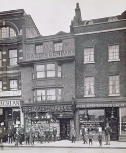 Bishopsgate, de Historic London Buildings par Alfred et John Bool (f.1850-1900) et Henry Dixon (1820-92) - English Photographer