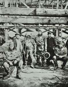 Pont de Blackfriars : ouvriers de construction posant avec équipement, 1869 - English Photographer