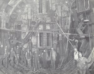 Blackwall Tunnel : un groupe de travailleurs dans le sas, 1894 - English Photographer