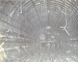 Blackwall Tunnel : deux hommes dans le sas, 1894 - English Photographer