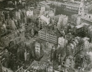 Dégâts causés par les bombes depuis le sommet de la cathédrale Saint-Paul - English Photographer