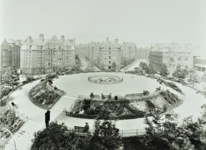 Boundary Estate : Arnold Circus, vue des jardins publics et des appartements, Londres - English Photographer