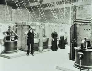 Boundary Street : intérieur de la buanderie, personnes travaillant avec des machines, Londres, 1897