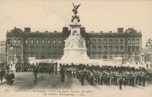 Buckingham Palace et le mémorial de la reine Victoria; Le passage de la fanfare des gardes - English Photographer
