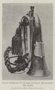Bugle présenté à Bugler Dunne par Sa Majesté la Reine - English Photographer