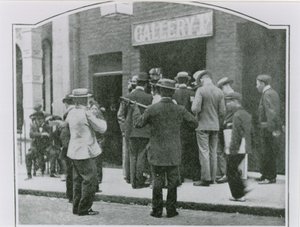 Chanteurs de rue divertissant ceux dans la file de la galerie - English Photographer