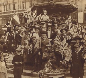 Célébration de la victoire de la Première Guerre mondiale à Piccadilly Circus, Londres - English Photographer