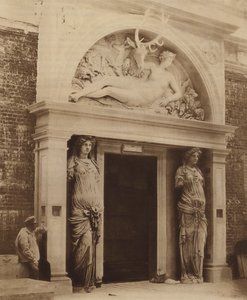 Porte centrale de la cour de la Renaissance - English Photographer