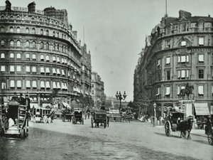 Charing Cross, Westminster LB : Northumberland Avenue depuis Trafalgar Square et Charing Cross, 1890 - English Photographer