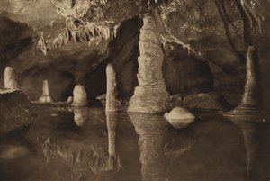 Grottes de Cheddar : Piliers stalagmitiques réfléchis d