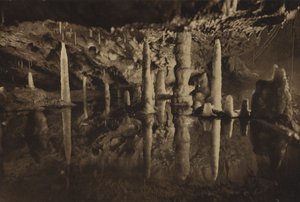 Grottes de Cheddar : Piliers de stalagmites, un beau groupe réfléchi (photo n/b) - English Photographer
