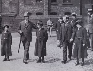 Hôpital et bibliothèque de Chetham, Manchester : Visite du général Smuts, 7 juillet 1919 - English Photographer