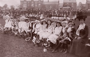 Enfants participants à un concours de déguisements, vers 1910 (photographe en noir et blanc) - English Photographer