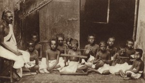 Enfants et leur enseignant dans une école en Inde (photo n/b) - English Photographer