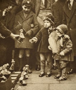 Enfants entourant un colporteur de rue, Holborn - English Photographer