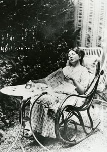 Christabel Pankhurst (1881-1969) lisant un exemplaire de The Suffragette vers 1905-14 - English Photographer