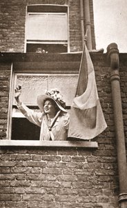 Christabel Pankhurst saluant les grévistes de la faim depuis une maison surplombant la prison de Holloway