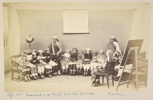 Classe avec maîtresse dans une école de filles de campagne, Bombay, c.1873 - English Photographer