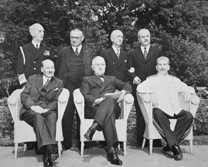 Clement Attlee (1883-1967) Président Harry S. Truman (1884-1972) et Joseph Staline (1879-1953) à la conférence de Potsdam - English Photographer
