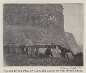 Dommages au mur du château de Sandgate par les récentes tempêtes - English Photographer