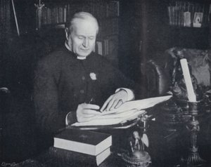 Doyen Farrar dans son étude (photo n/b)