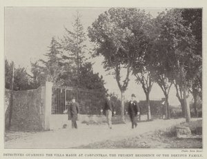 Détectives gardant la Villa Marie à Carpentras, la résidence actuelle de la famille Dreyfus - English Photographer