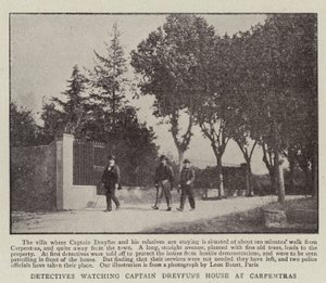 Détectives surveillant la maison du capitaine Dreyfus à Carpentras - English Photographer