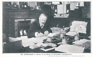 Dr Barnardo au travail dans son bureau à Stepney Causeway - English Photographer